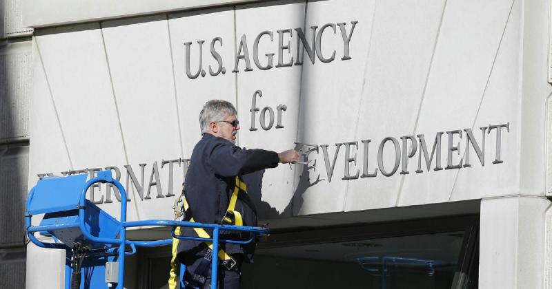 A New York Times beszámolója szerint Orbán Viktor egyik közeli munkatársa volt az elsők között, aki meglátogatta az USAID újonnan kinevezett vezetőjét.