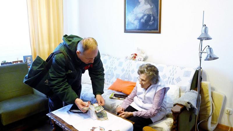 Ekkor kerül sor a 13. havi nyugdíj kifizetésére, az emelésekre, valamint a vásárlási utalványok átadására a nyugdíjasok számára.