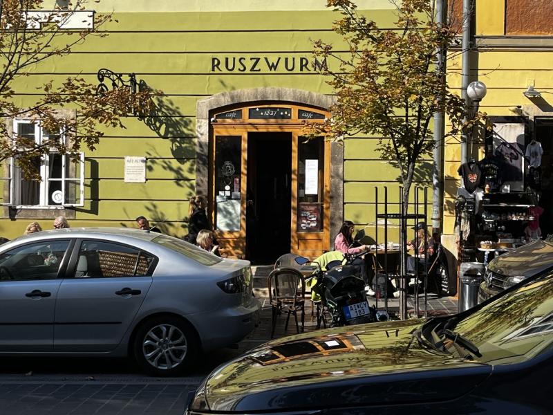 A végrehajtók csütörtökön, a nemrégiben elhunyt Szamos Miklós egyik cukrászdájánál is megjelentek.