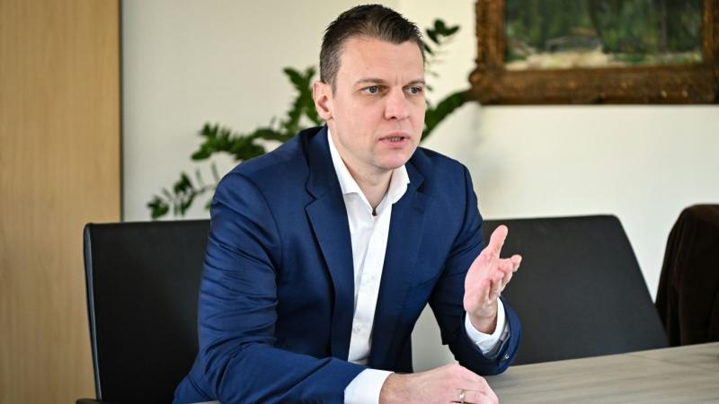 Menczer Tamás kifejtette, hogy az ukrán vezetés célja Orbán Viktor és Magyarország zsarolása, illetve megtörése. A politikai nyomásgyakorlás hátterében a két ország közötti feszültségek állnak, melyek a nemzetközi kapcsolatokban is éreztetik hatásukat. A 