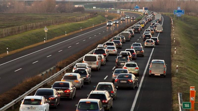 Péntek reggel baleset történt az M3-as autópályán, ennek következtében hosszú kilométereken át torlódik a forgalom.