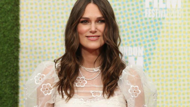 Keira Knightley határozottan visszautasította azokat a vádakat, amelyek szerint étkezési zavarokkal küzdött volna. A színésznő úgy nyilatkozott, hogy ezeket a megjegyzéseket a testszégyenítés formájának tekinti, és mélyen érinti, hogy ilyen jellegű feltét