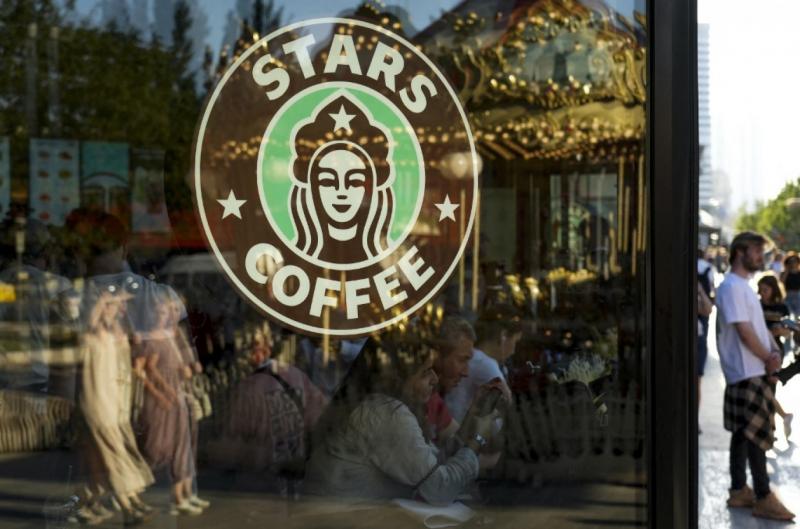 A Starbucks legújabb kávézójának teraszáról egy különleges kilátás nyílik: az észak-koreai falucska festői látványát élvezhetjük, ahol a hagyományos életforma és a modern kávékultúra furcsa, de izgalmas kontrasztot alkot.