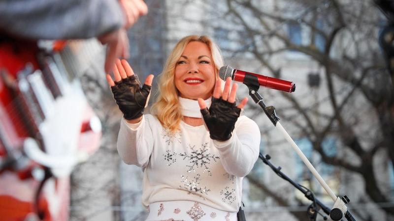 A VAOL tudósítása szerint az Apacuka zenekar varázslatos koncertet tartott a szombathelyi Fő téren.