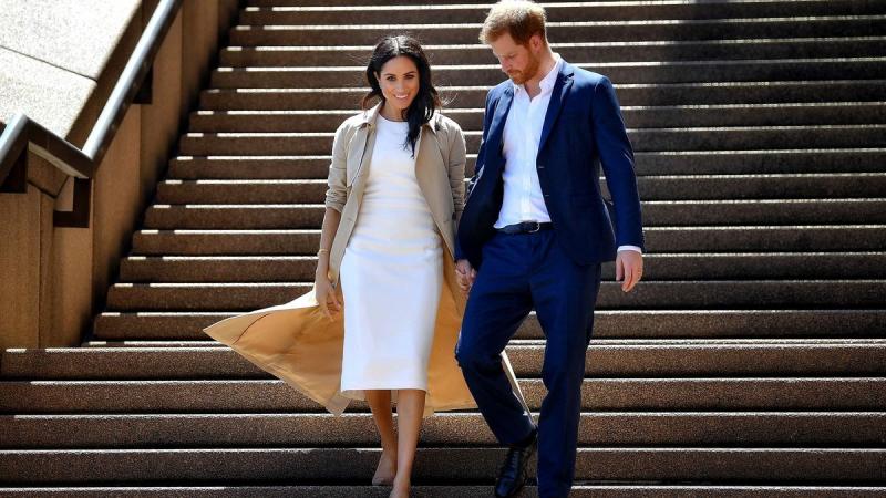 Harry herceg és Meghan Markle egyedülálló életet élnek, távol a királyi kötelezettségektől, és boldogan élvezik az önállóságot. Az új életük tele van izgalmakkal és felfedezésekkel, miközben saját útjukat járják a médiában és a közéletben.