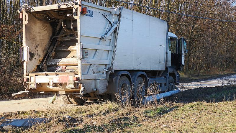 Kecskeméten különös baleset történt a napokban, amely sokak figyelmét felkeltette. A város utcáin egy kukásautó ütközött egy parkoló gépjárművel, ami nemcsak a járművek anyagi kárát okozta, hanem a helyi lakosok érdeklődését is. Az eset során a kukásautó 