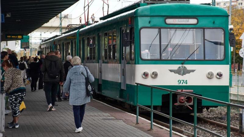 Tragikus baleset történt a III. kerületben, ahol egy HÉV jármű elütött egy gyalogost. A helyszínre siető mentők azonnal megkezdték az elsősegélynyújtást, azonban a körülmények rendkívül súlyosak. A közlekedési hatóságok és a rendőrség vizsgálják az eset o