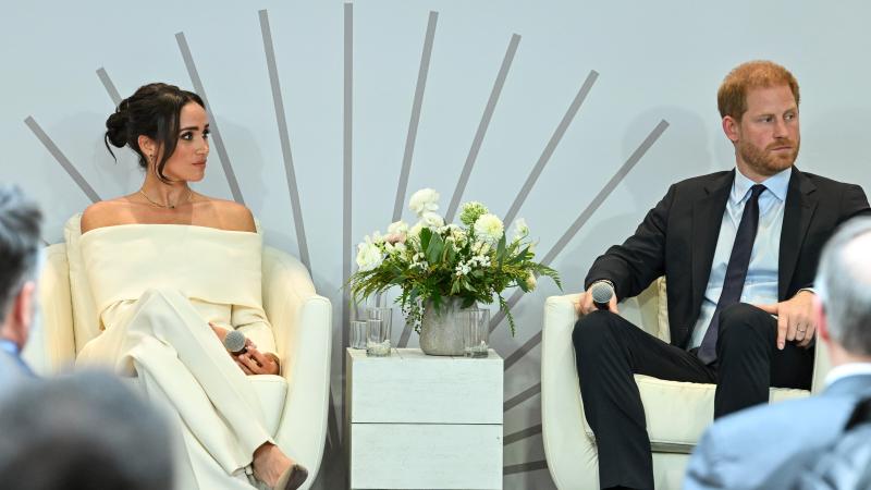 7 módszer, amellyel Harry és Meghan próbáltak anyagi függetlenséget elérni a királyi család elhagyása óta

1. **Podcast sorozat**: Meghan és Harry saját podcastot indítottak, ahol különböző témákról beszélgetnek, ezzel nemcsak népszerűsítve magukat, hanem