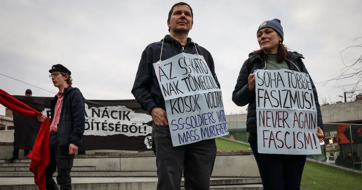 Antifasiszta demonstrálók vonulnak a Várnegyed szívében, mindössze néhány száz méterre a Kitörés Emléktúra résztvevőitől.