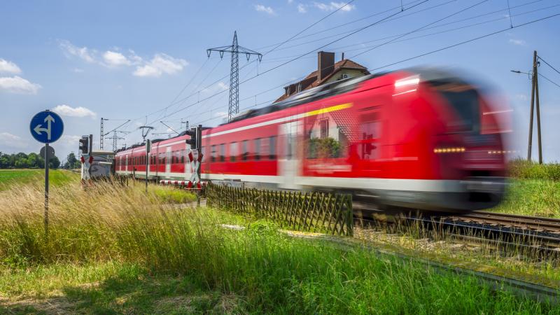 Feltárult az ok, amiért az anya gyermekével együtt a vonat elé lépett Győrnél.