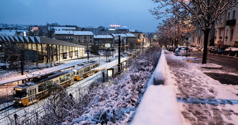 A szerdai időjárás igazi kettős arcát mutatja: havazás és ónos eső váltogatja egymást, varázsolva a tájat egy mesebeli téli csodává, miközben a csúszós utakon óvatos léptekkel kell haladnunk.