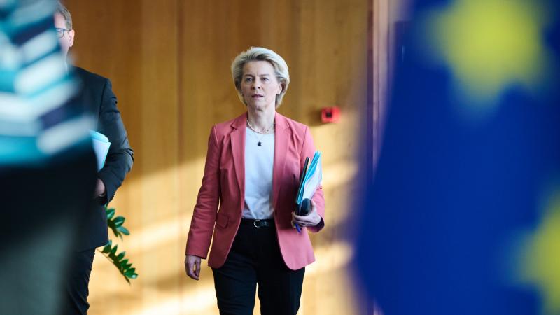 Ursula von der Leyen egyre határozottabb lépéseket tesz, és növekvő feszültség uralkodik Brüsszelben, ahogy hatalmát fokozatosan megszilárdítja.