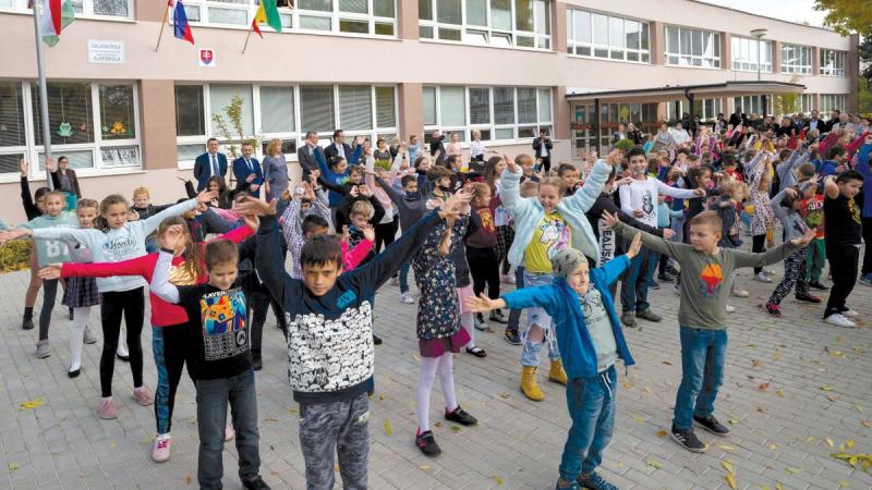 Felvidéken aggasztó jelenségként jelentkezik az iskolai intézmények bezárásának lehetősége. A szlovák hatóságok ezt csupán 