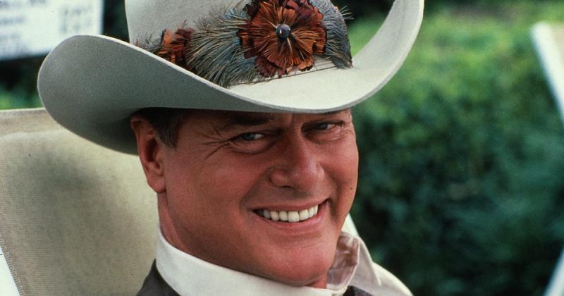 A Dallas Jockey Ewingja, Larry Hagman, a 20-as éveiben lenyűgöző vonzerejével hódította meg a szíveket. Ritkán látható, fiatal kori fényképein a sármos mosolya és magabiztos kisugárzása azonnal magára vonja a figyelmet.