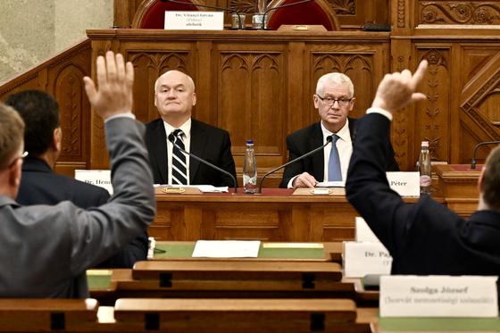 A DK bojkottálja az alkotmánybírók kiválasztását.