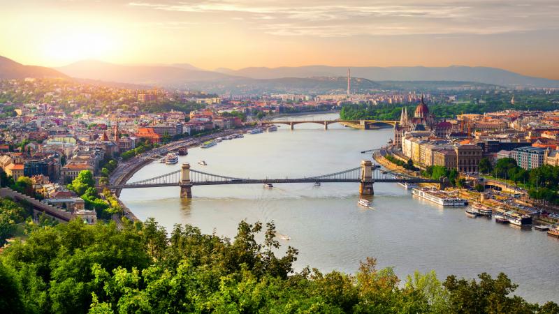 Budapestre újabb lezárások várnak, ami jelentős forgalmi fennakadásokat okozhat a fővárosban. A város nyüzsgése lelassul, és a mindennapi életet érintő változásokra kell felkészülnünk.