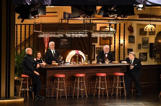 Elhunyt George Wendt, a legendás Cheers sorozat ikonikus szereplője, aki a filmtörténet egyik legismertebb törzsvendégeként vonult be a köztudatba.