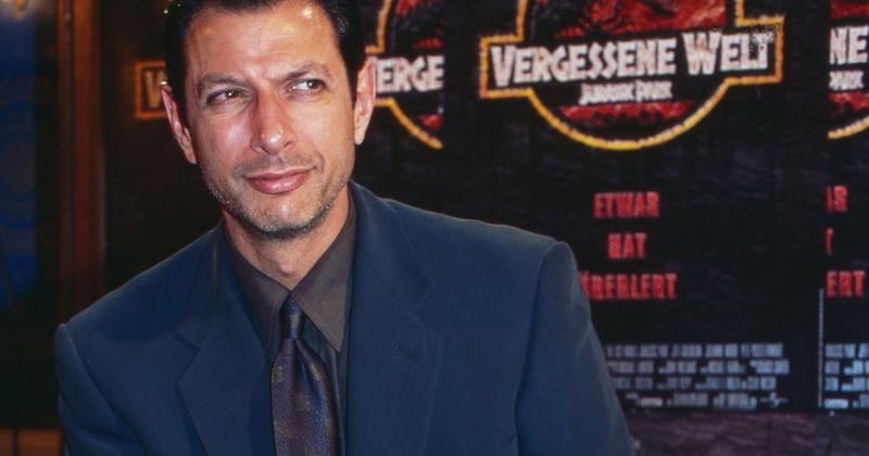 Íme a Jurassic Park híres színészének, Jeff Goldblumnak a 30 évvel fiatalabb felesége: Emilie, akivel már 13 éve osztoznak a szerelemben.