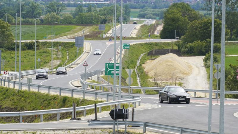 Nagy izgalommal értesítünk mindenkit, hogy elindul az M0-t tehermentesítő M8-as folytatásának építése! A projekt célja, hogy javítsa a közlekedést és csökkentse a forgalmi terhelést a környező területeken. Az új útvonal elősegíti a gyorsabb és kényelmeseb