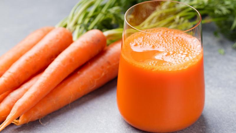 A sárgarépalé fogyasztásának számos előnye van, amelyeket érdemes figyelembe venni. Először is, gazdag vitaminokban és ásványi anyagokban, különösen A-vitaminban, amely támogatja a látást és hozzájárul a bőr egészségéhez. Emellett antioxidánsokban is bőve