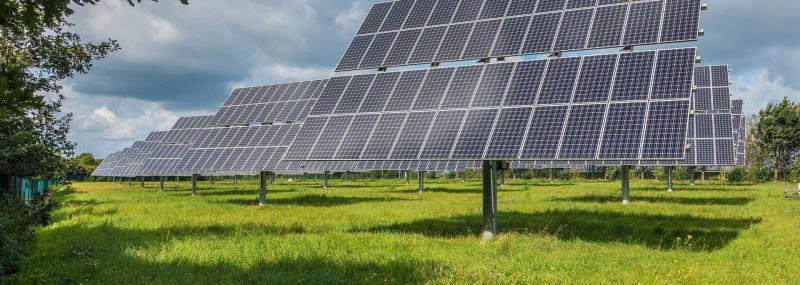 Szél- és naperőművek: Mennyit ér valójában a termőföld?

A megújuló energiaforrások, mint a szél- és naperőművek, egyre nagyobb szerepet kapnak a fenntartható jövő megteremtésében. De vajon mit jelent ez a termőföld szempontjából? Mennyit ér a föld, ha az