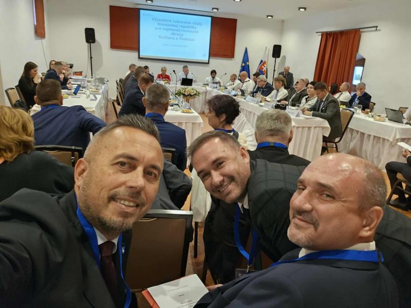 Királyhelmec városa izgalmas fejlesztés előtt áll: egy új, fedett uszoda építése kezdődik a helyi gimnázium szomszédságában, melynek költsége 9,7 millió euróra rúg. Ez a létesítmény nemcsak a diákok, hanem az egész közösség számára kiváló lehetőséget kíná