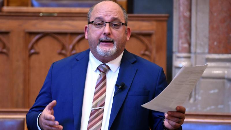 Csárdi Antal figyelmeztetésben részesült, miután a parlamenti felszólalása során Bayer Zsolt szavait idézte.