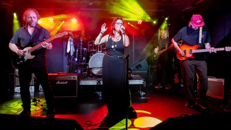 Janis Joplin, a blues fehér királynője, varázslatos dallamaival hódítja meg a Muzikum színpadát. Az ő különleges hangzásvilága és szenvedélyes előadásmódja egyedülálló élményt kínál a közönségnek. A koncert során a klasszikus slágerek mellett felfedezhetj