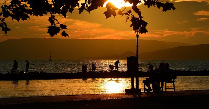 A Balaton és a Duna vize egyre inkább aggasztó jeleket mutat, amelyek figyelmeztetnek minket a környezeti problémákra. Tudósok és kutatók új felfedezéseik révén rámutattak arra, hogy a vízminőség romlása és a szennyező anyagok megjelenése súlyosan befolyá