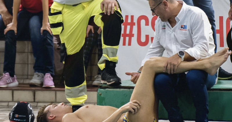 Félelmetes pillanatok zajlottak az uszodában: a KSI vízilabdázója hirtelen lebénult, ami sokkolta a nézőket és a csapattársakat egyaránt.