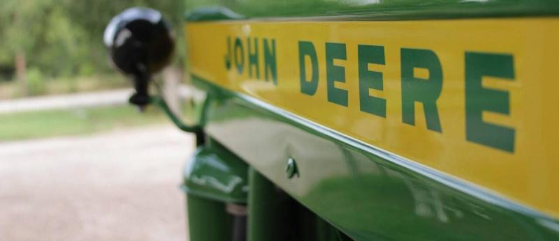 Piros árnyalatú John Deere traktor debütált a piacon, és ennek hátterében egy igazán különleges ok húzódik meg.