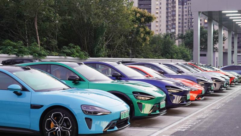 Súlyos baleset történt Kínában, ahol egy elektromos autó lángra kapott. A tragikus eset különösen aggasztó, mivel az ajtók nem nyíltak ki, ami megnehezítette a bennülők menekülését.