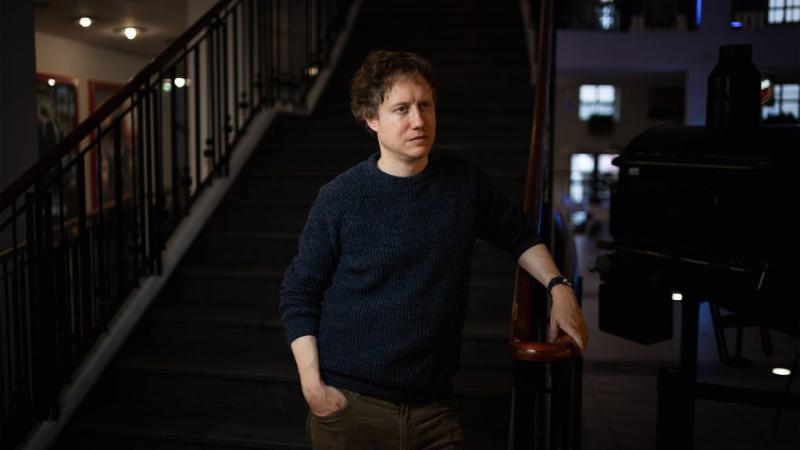 Nemes Jeles László megfogalmazása szerint nem helyes végérvényesen bezárkózni a traumák világába. Fontos, hogy az ember nyitva tartsa a lehetőséget a gyógyulásra és a fejlődésre, hiszen a múlt fájdalmai nem határozhatják meg a jövőnket. A sebeket érdemes