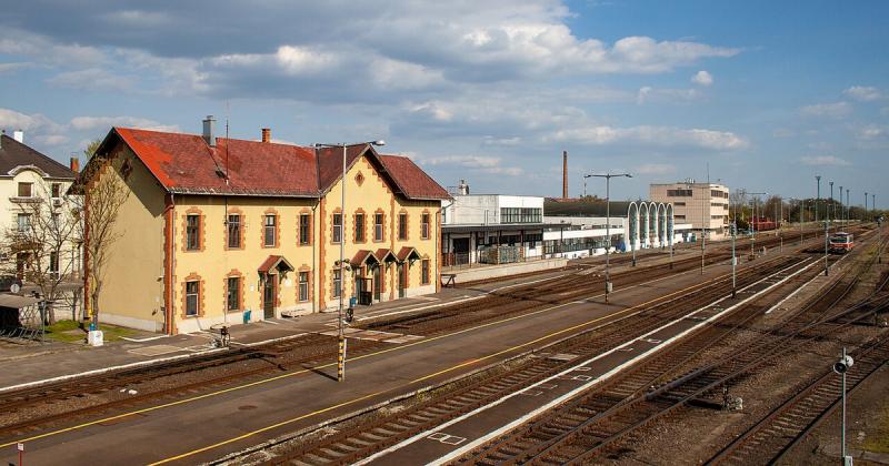 Mátészalkán egyedül indult útnak egy vonat, amely hosszú kilométereken keresztül vágott át a tájon, magányos utazása során felfedezve a csendes vidéket.