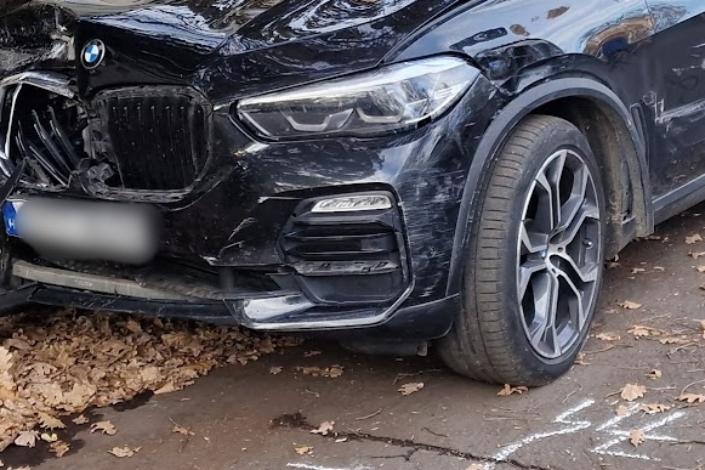 Hirtelen jött az ötlet, hogy kipróbálja a 285 lóerős BMW-t, ami aztán igazi kalandokat hozott az életébe. A vezetés izgalma azonban egyre inkább a káosz irányába terelte, és az autók sorra váltak az útjába álló akadályokká.